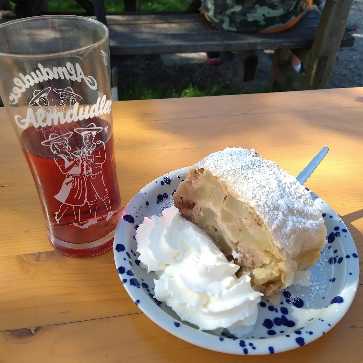 Apfelstrudel Mit Schlagobers