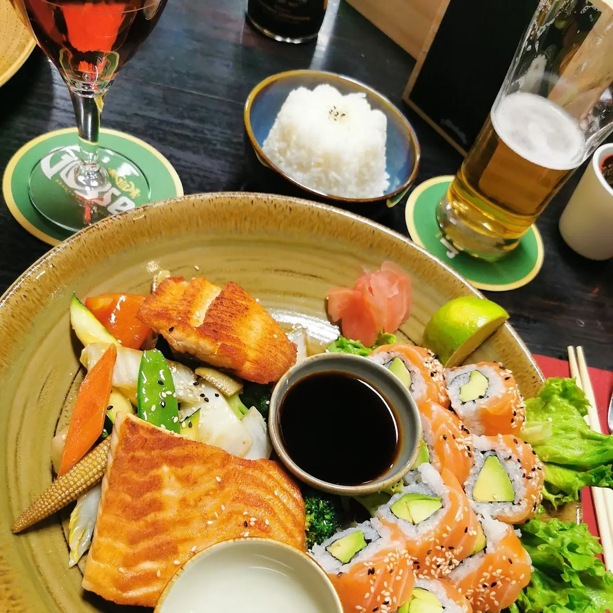 Gegrillter Lachs Mit Wok Gemüse Und Lachs Sushi