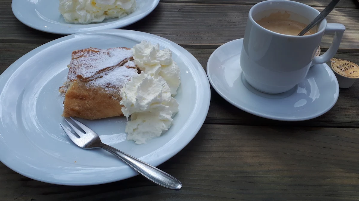 Apfelstrudel Mit Ahne Schlagsane