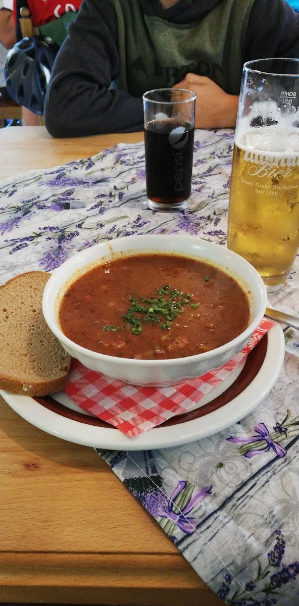 Gulaschsuppe Mit Brot