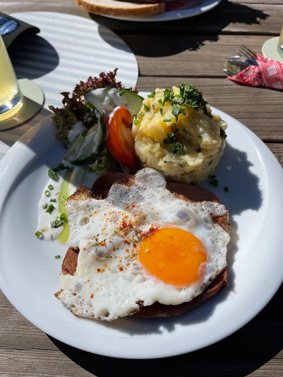 Leberkäse Mit Kartoffelsalat Und Spiegelei