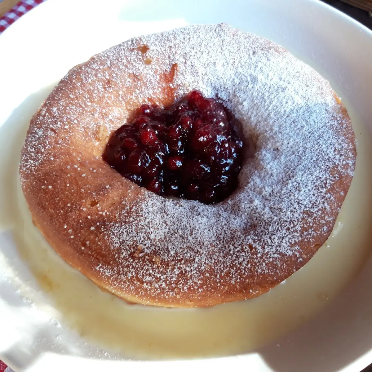 Germkringel Mit Preiselbeeren Und Vanillesoße