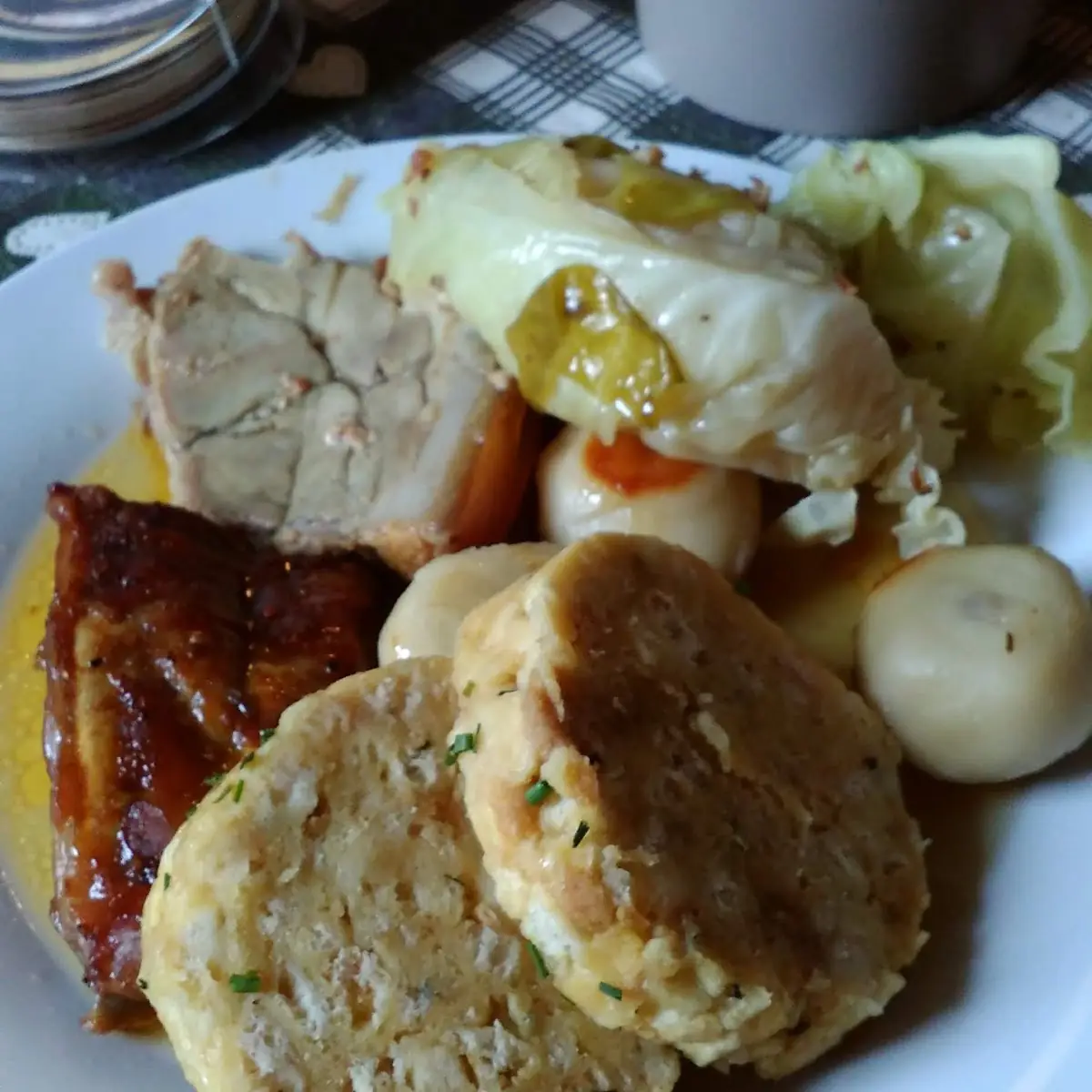 Hausgemachter Schweinebraten Mit Semmelknoedel Und Steckelkraut