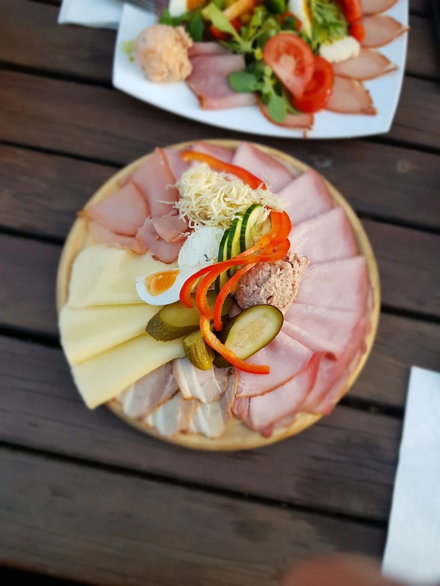 Brettljause Und Saurer Teller