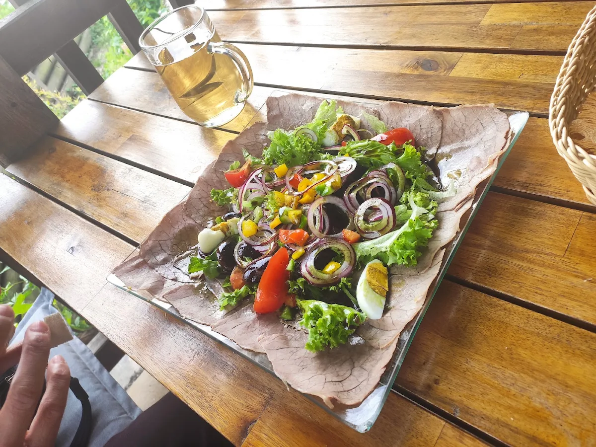 Saures Rindfleisch Mit Garnierung