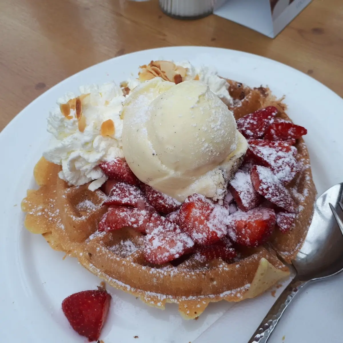 Kanadische Waffel Mit Erdbeeren Schlagobers Und Vanileeis