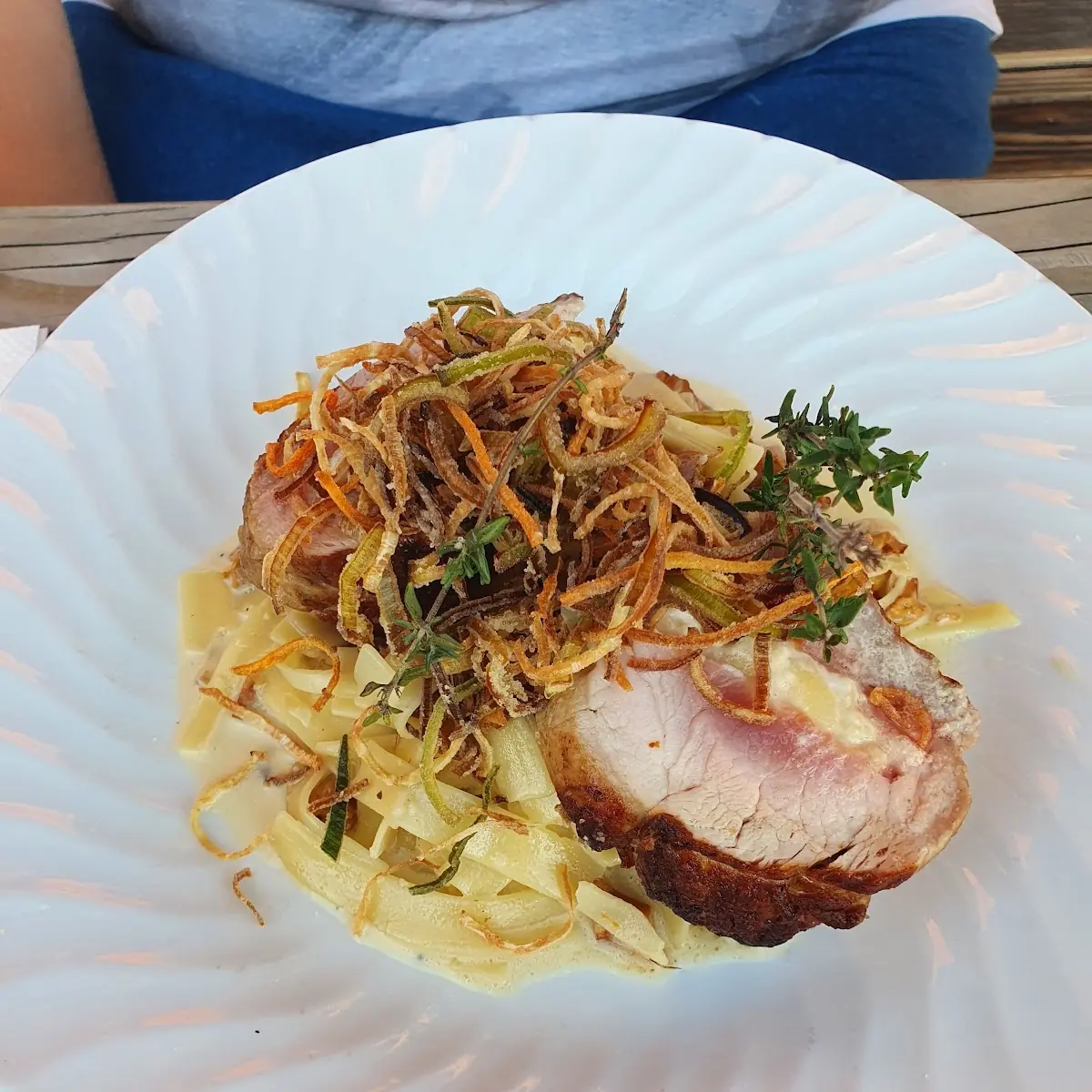 Schweinefiletmedaillons Auf Eierschwammerl Und Bandnudeln