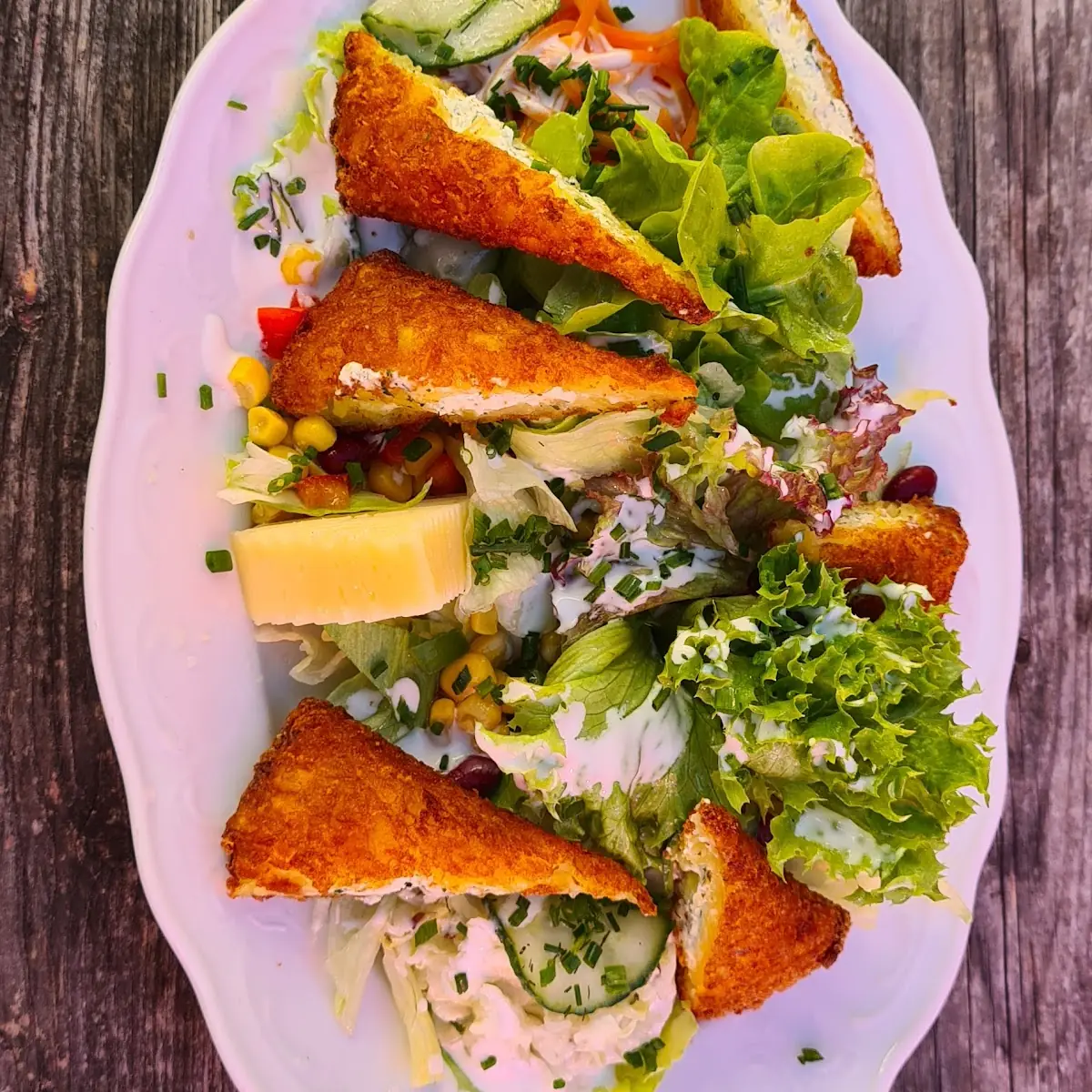 Gemischter Salat Mit Kartoffel-frischkäse Laibchen