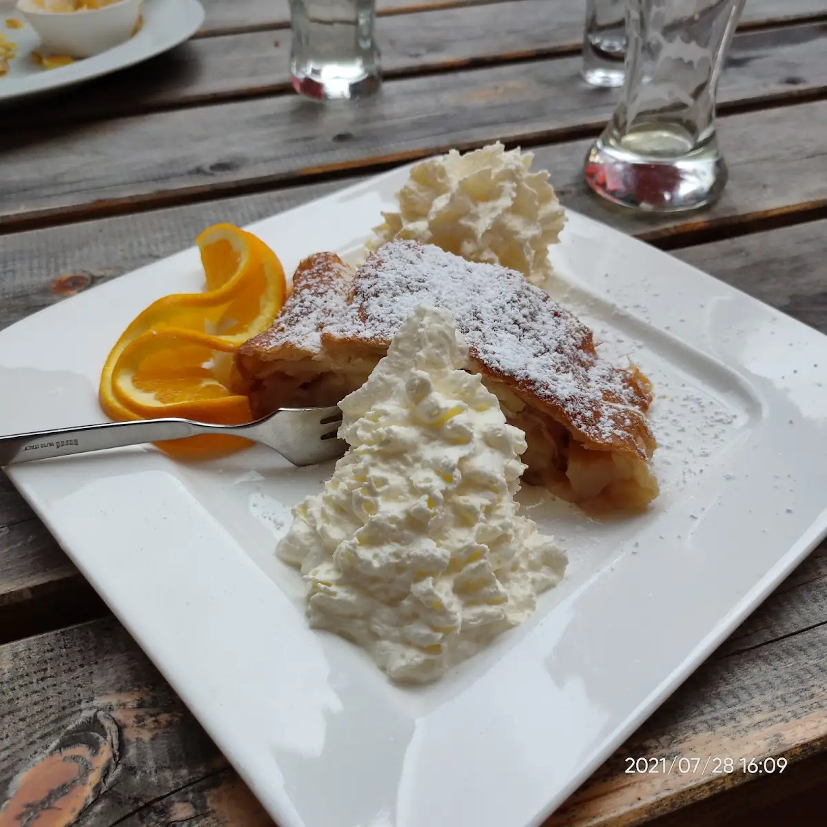 Warmer Apfelstrudel Mit Schlag