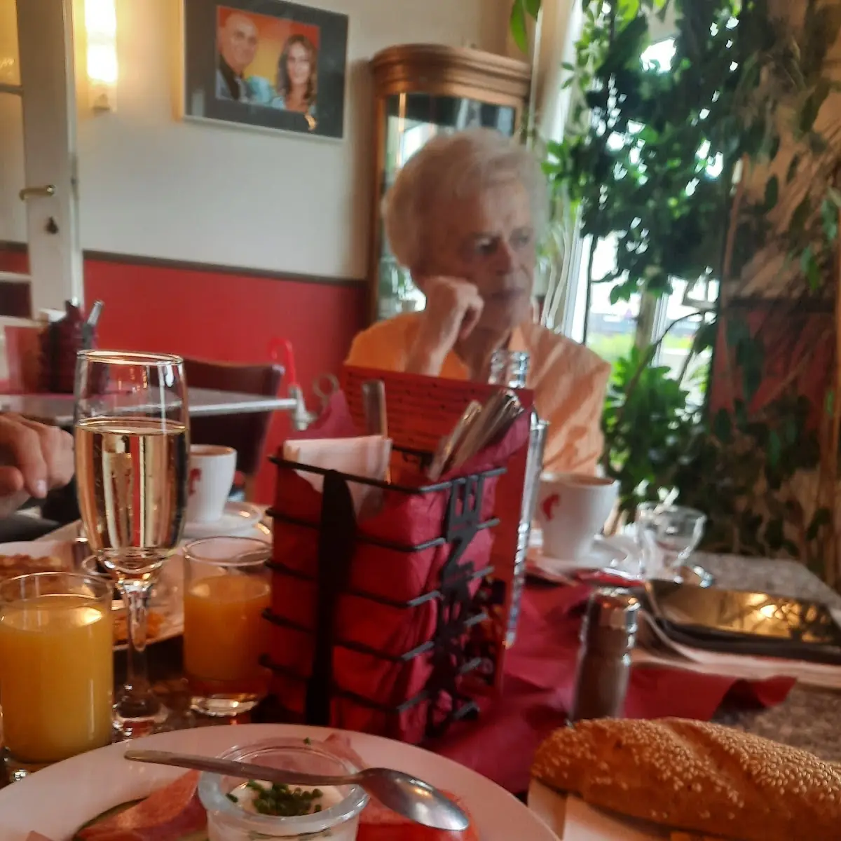 Frühstück Im Cafe Grande