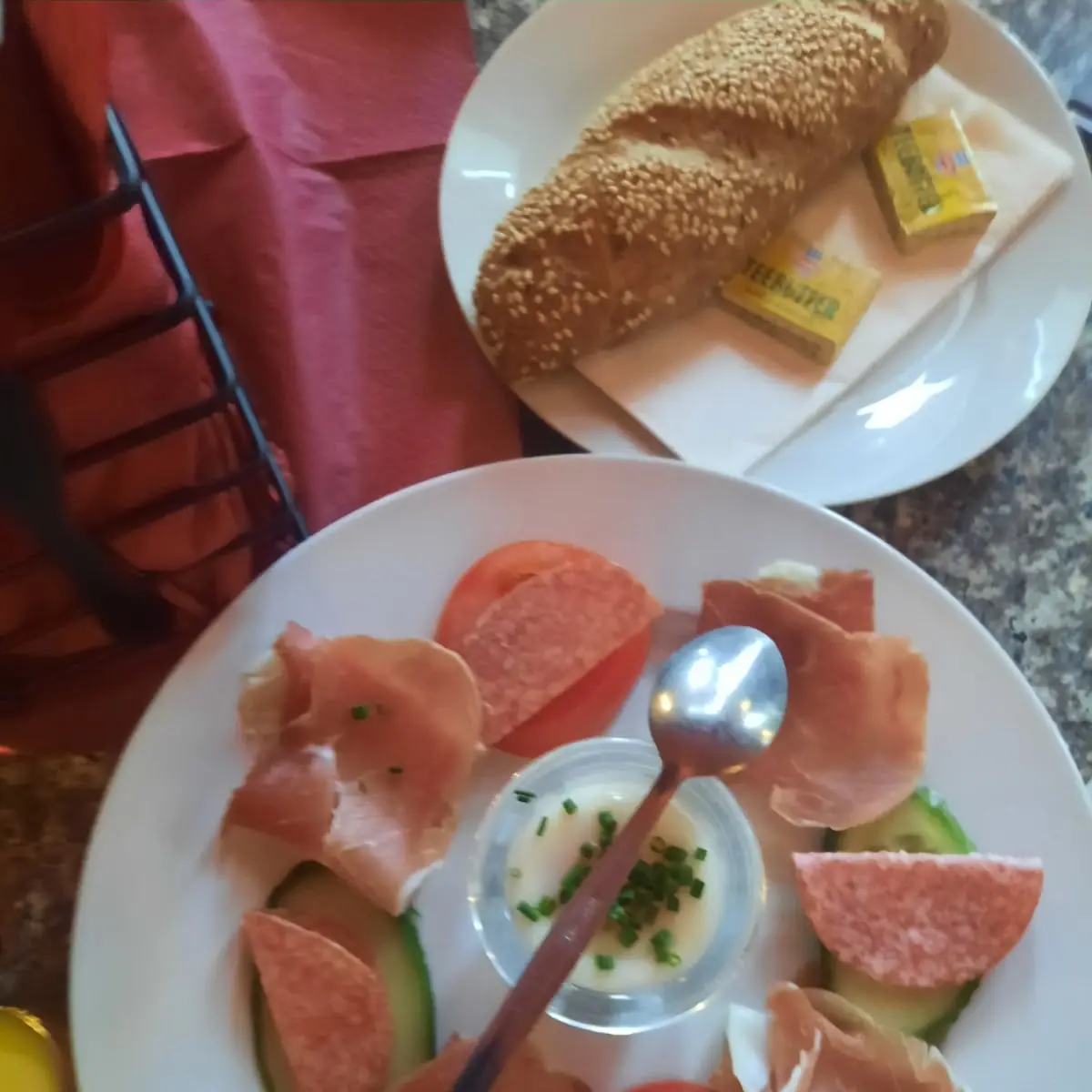 Frühstück Mit Pochiertem Ei Gemüse Mit Verschiedenen Italienischen Wurstsorten Im Cafe Grande MD