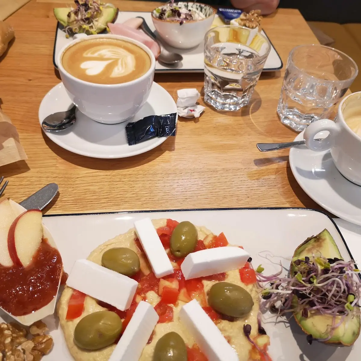 Hummus Avocado Mit Sprossen Fruchtaufstrich