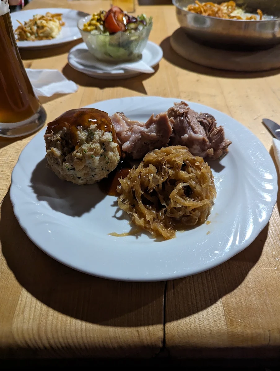 Haxe Mit Knödel Und Kraut