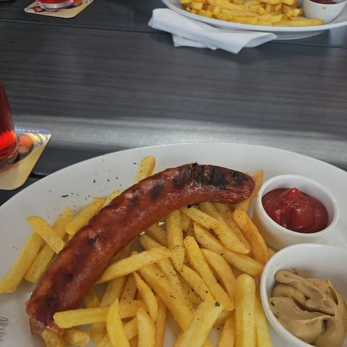 Käsekrainer Mit Pommes