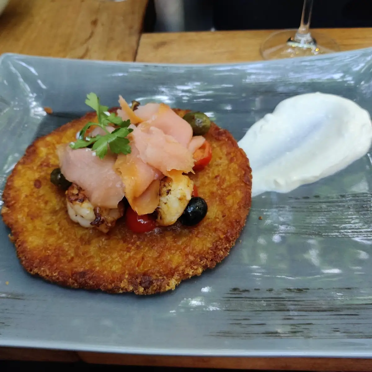 Rösti Nummer Eins Mit Garnelen Und Räucherlachs