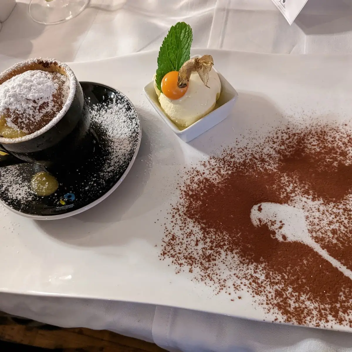 Schokokuchen Mit Belgischer Weißen Schokolade Und Vanilleeis