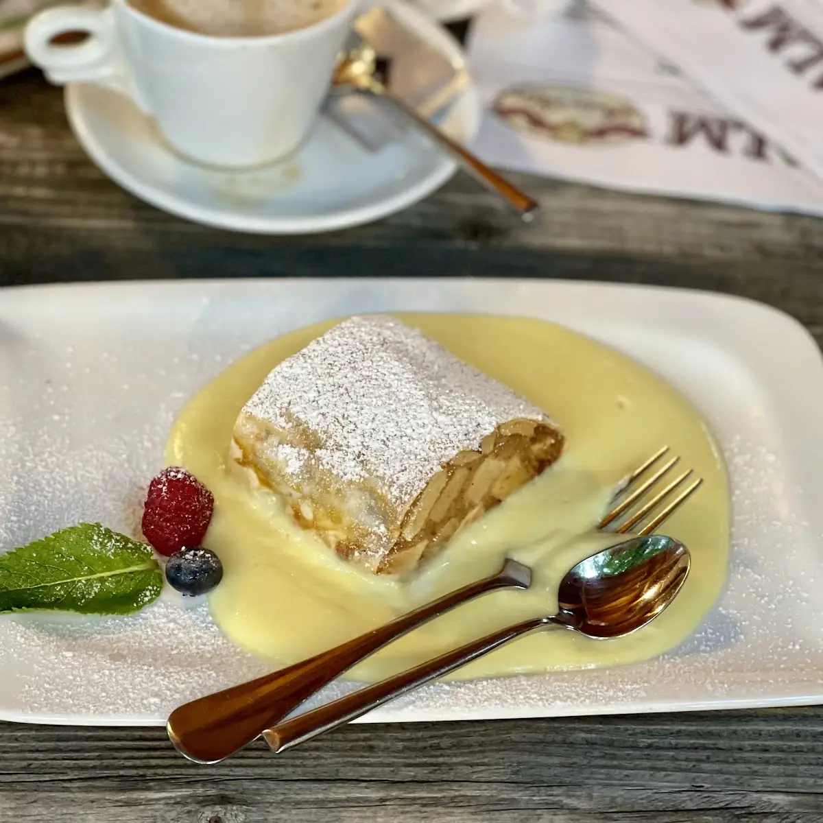 Apfelstrudel Mit Vanillesauce