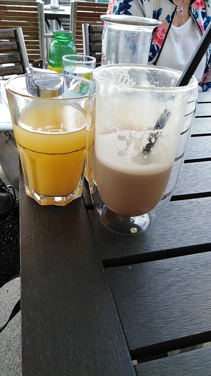 White Moccacino Und Orangensaft