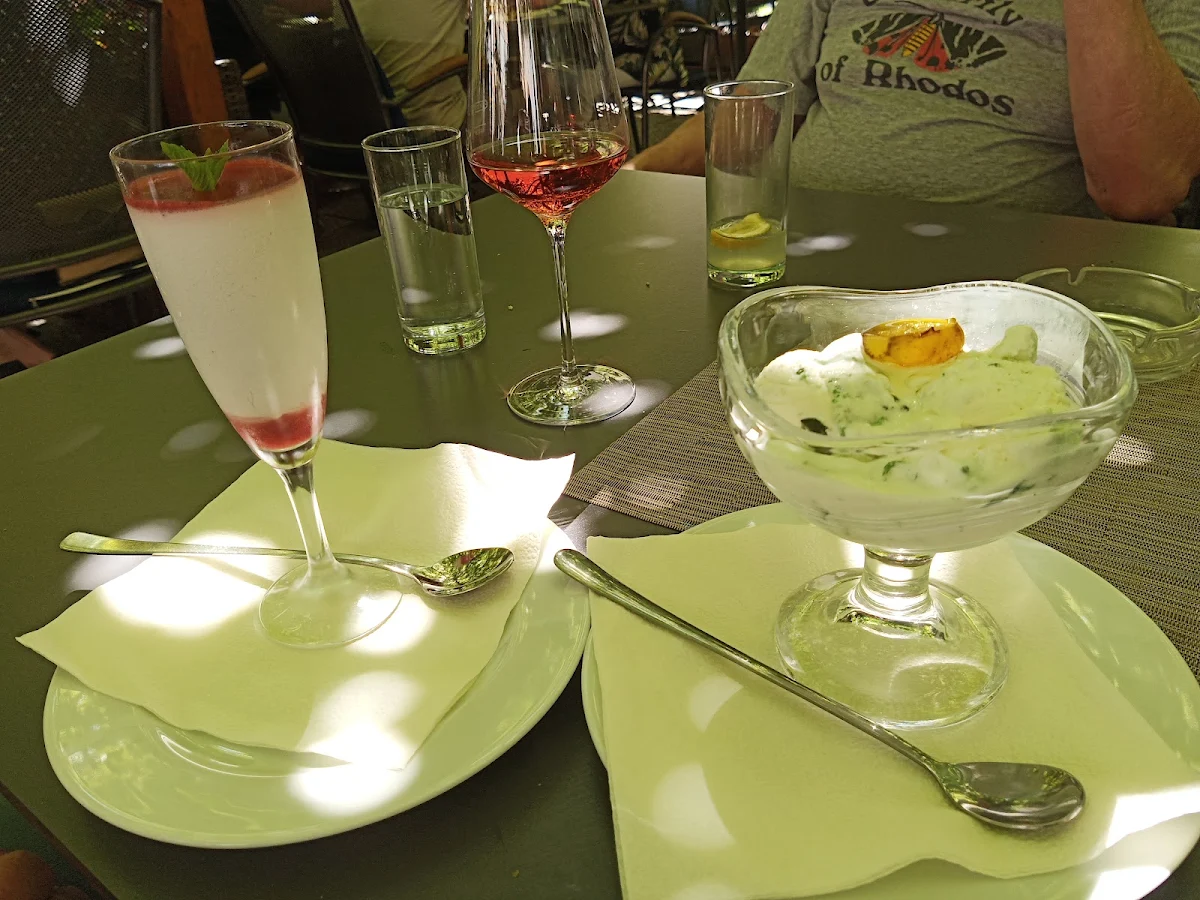 Erdbeer Panna Cotta Und Feigeneis