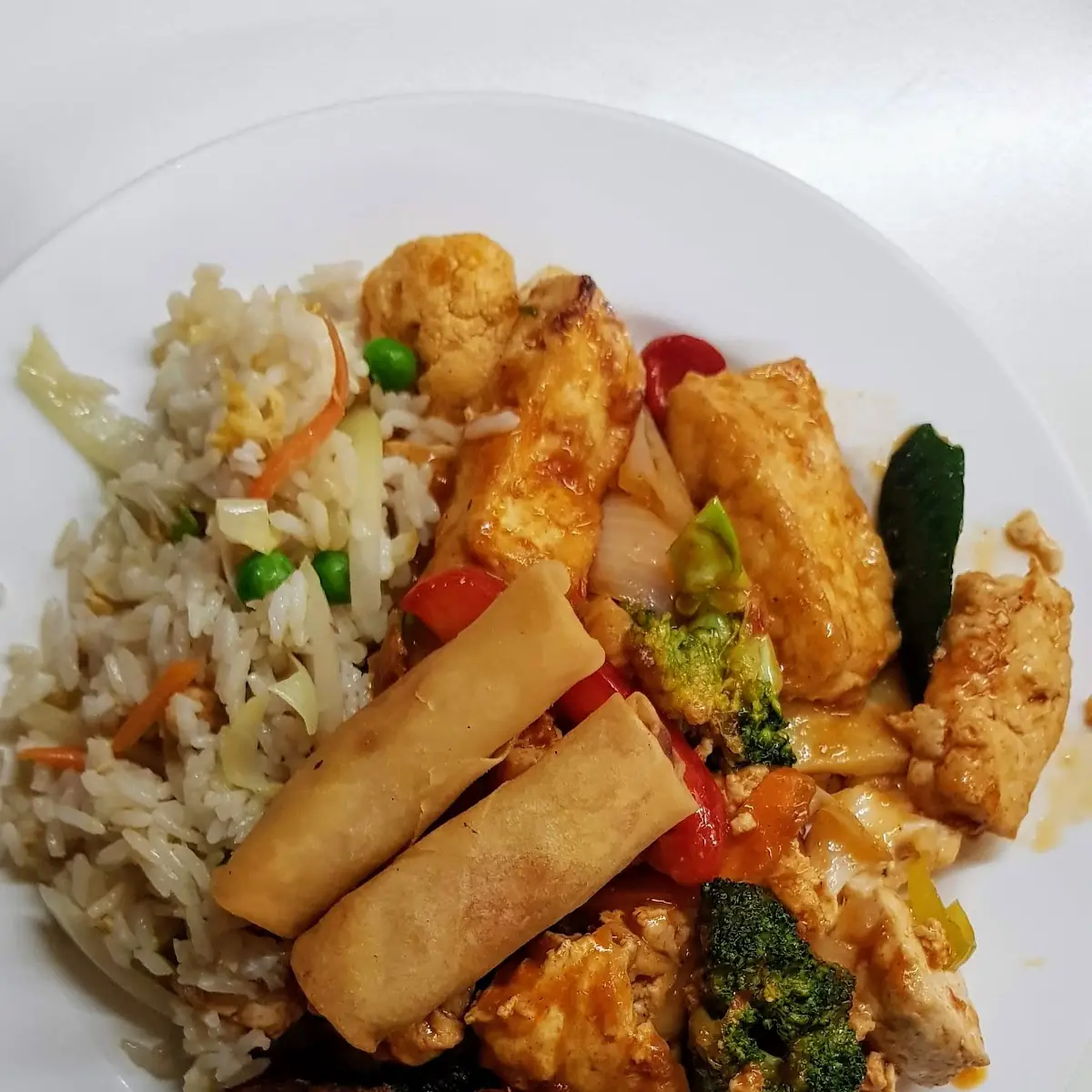 Gemüsereis Gebratener Tofu Frühlingsrollen