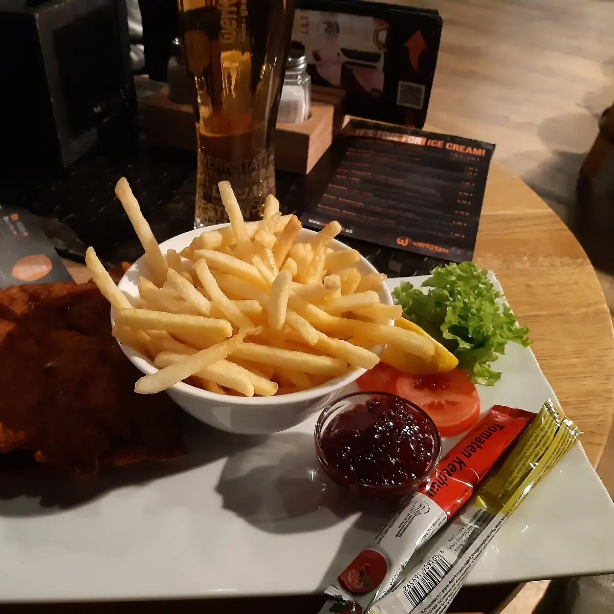 Wiener Kalbsschnitzel Mit Preiselbeeren Und Pommes Frites