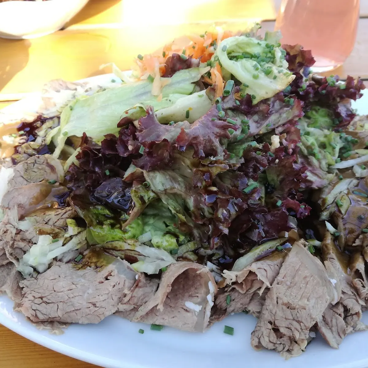 Dünn Geschnittenes Rindfleisch Mit Kernöl Balsamico Salat Und Zwiebel