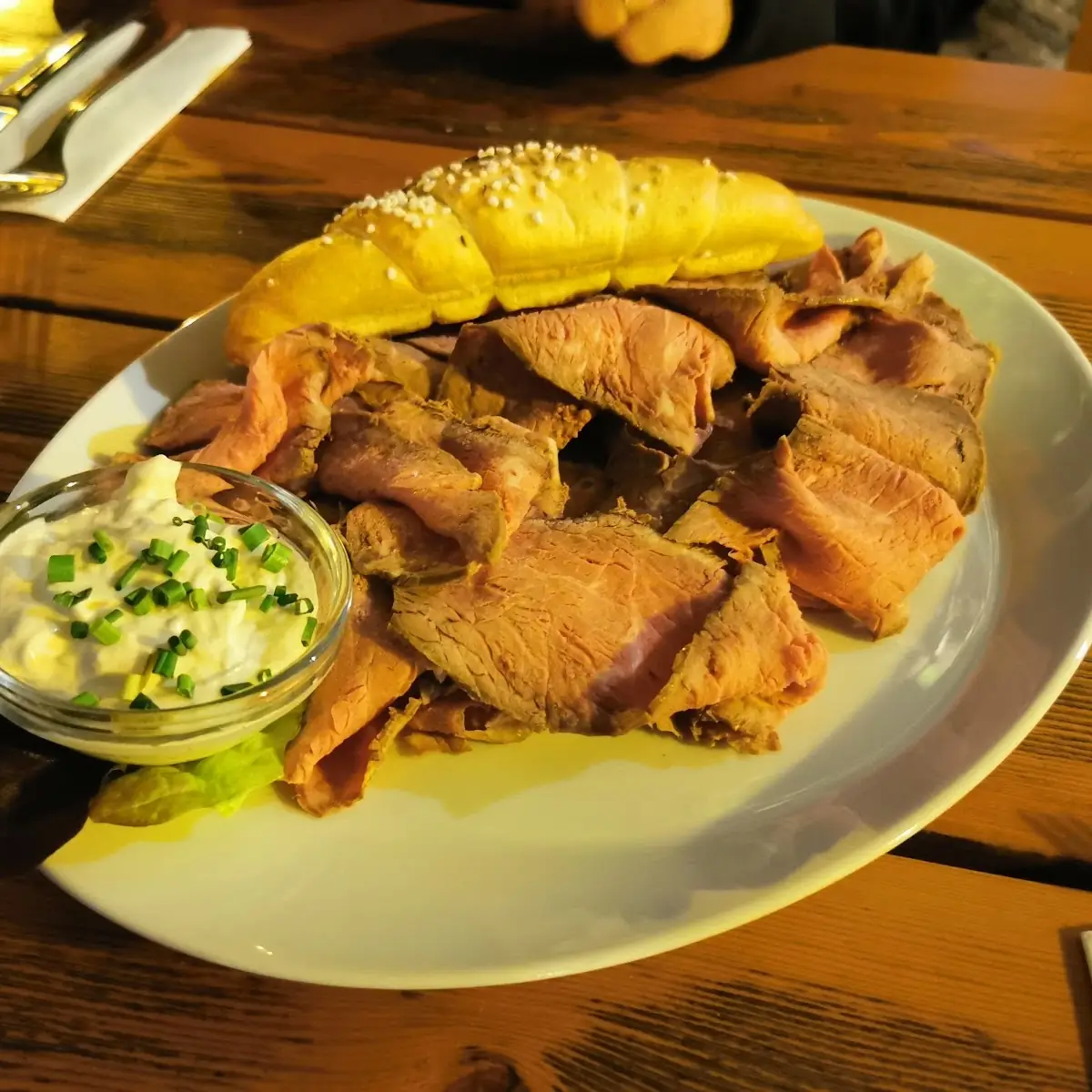 Roastbeef Mit Sauce Tartare Und Salzstangerl