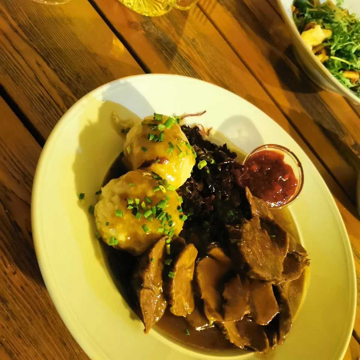 Wildschweinragout Mit Rotkraut Und Knödel