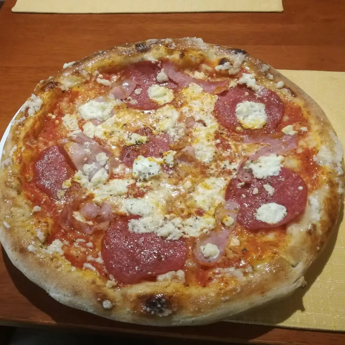 Pizza Mit Speck Schinken Salami Und Schafskäse Mit Viel Knoblauch