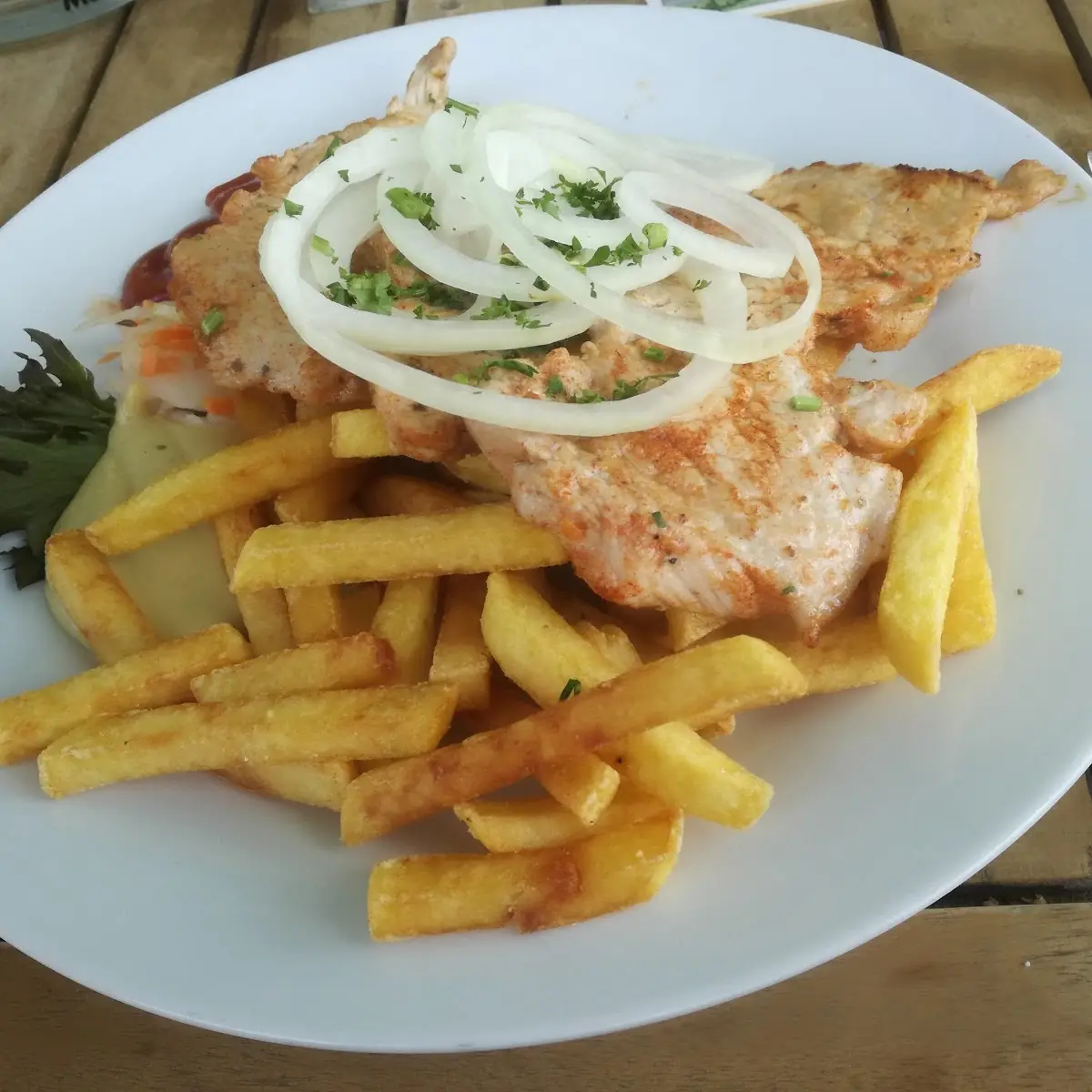 Rasnici Mit Zwiebelschnitzel Und Pommes