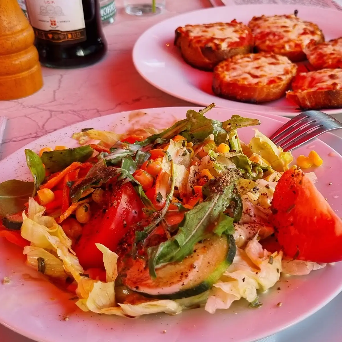 Gemischter Salat Und Knoblauchbrot