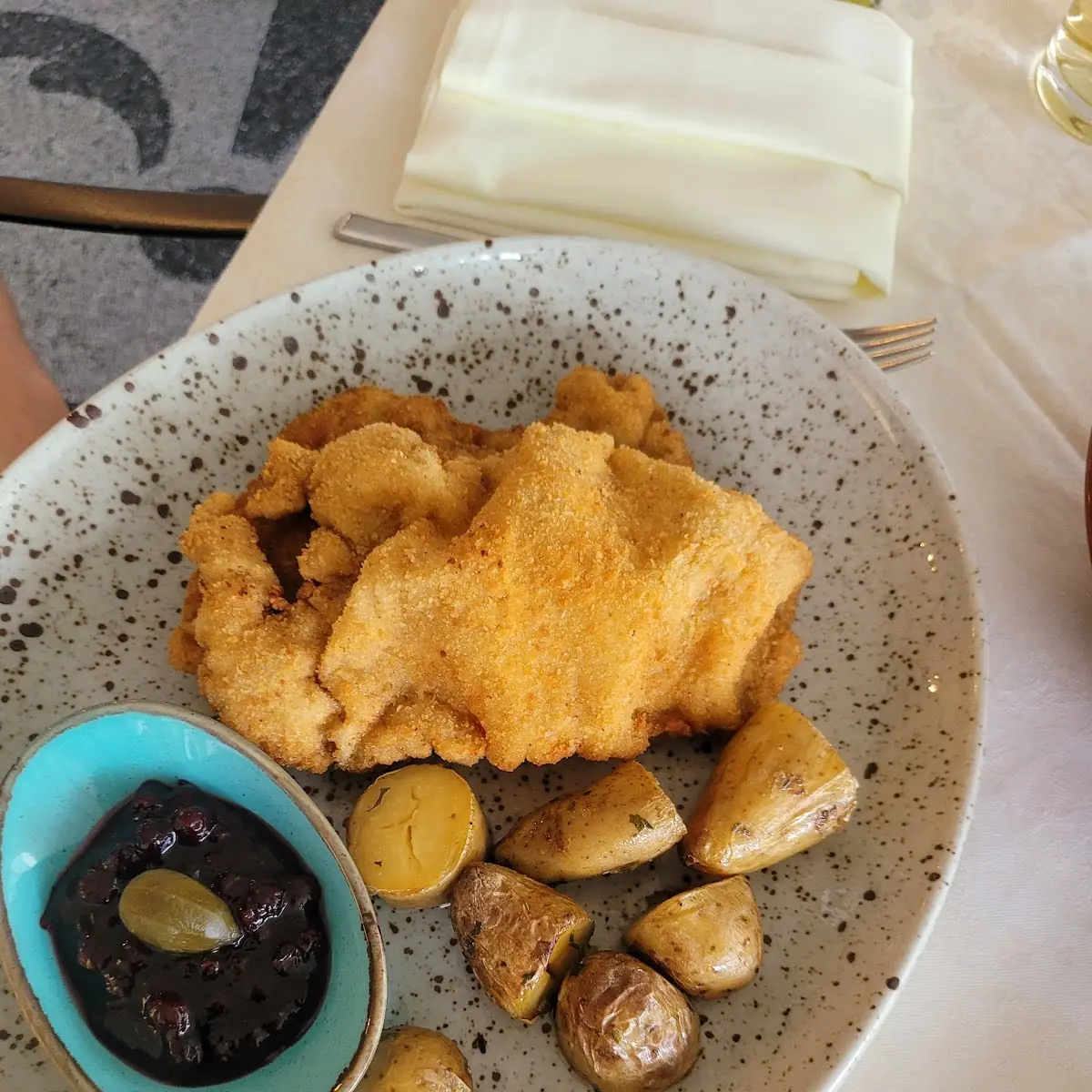 Frango à Milanesa Acompanhado de Batatas Cozidas E Fritas Acompanhado de Molho Cramberry