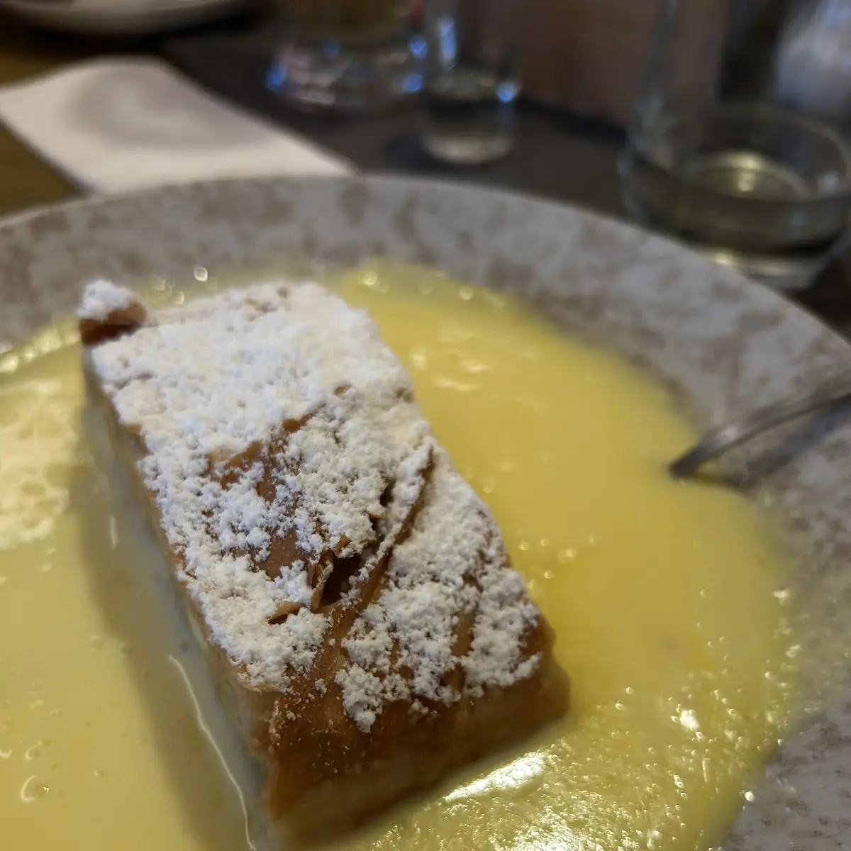 Apfelstrudel Mit Vanillesauce