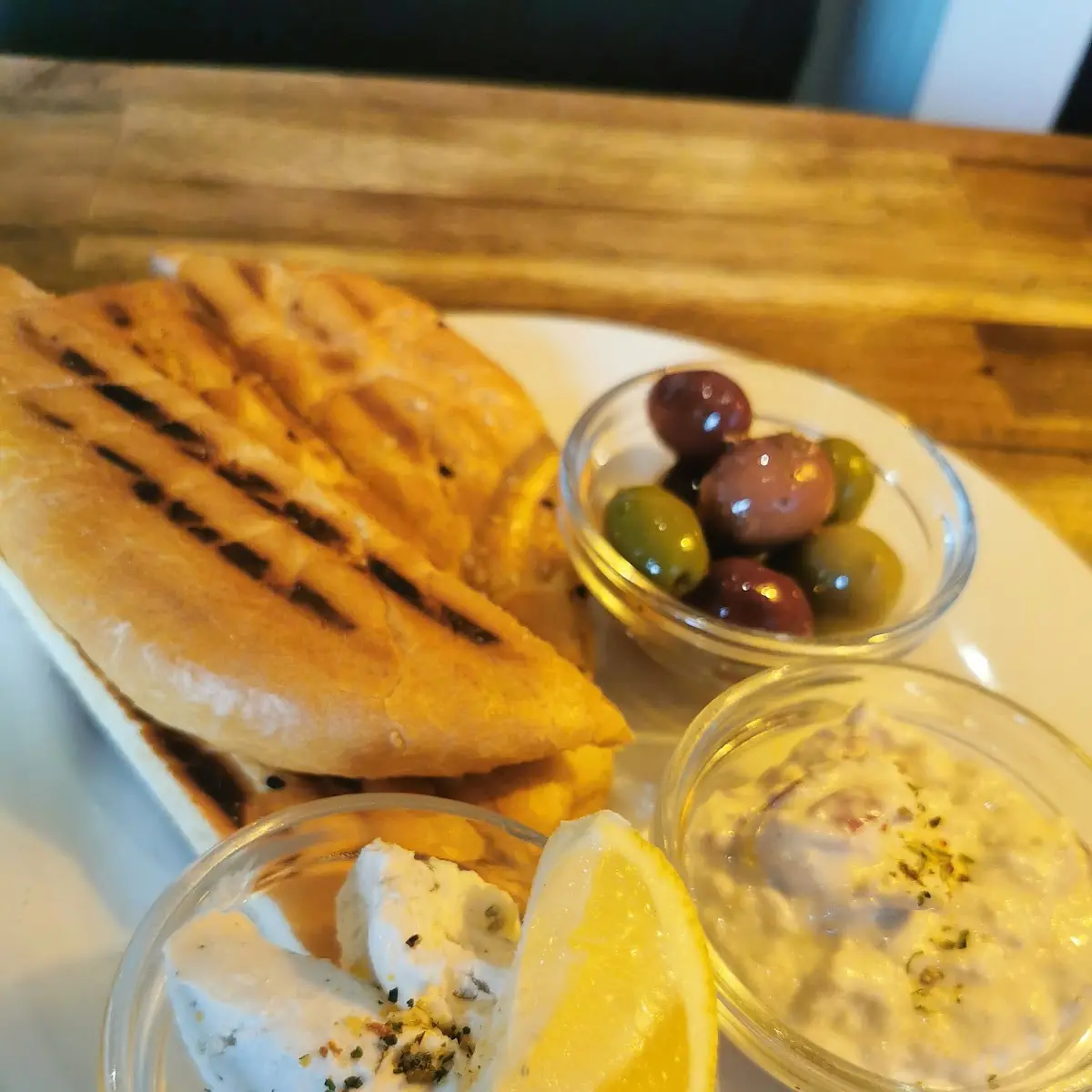 Hummous Mit Marinierten Oliven & Hausbrot