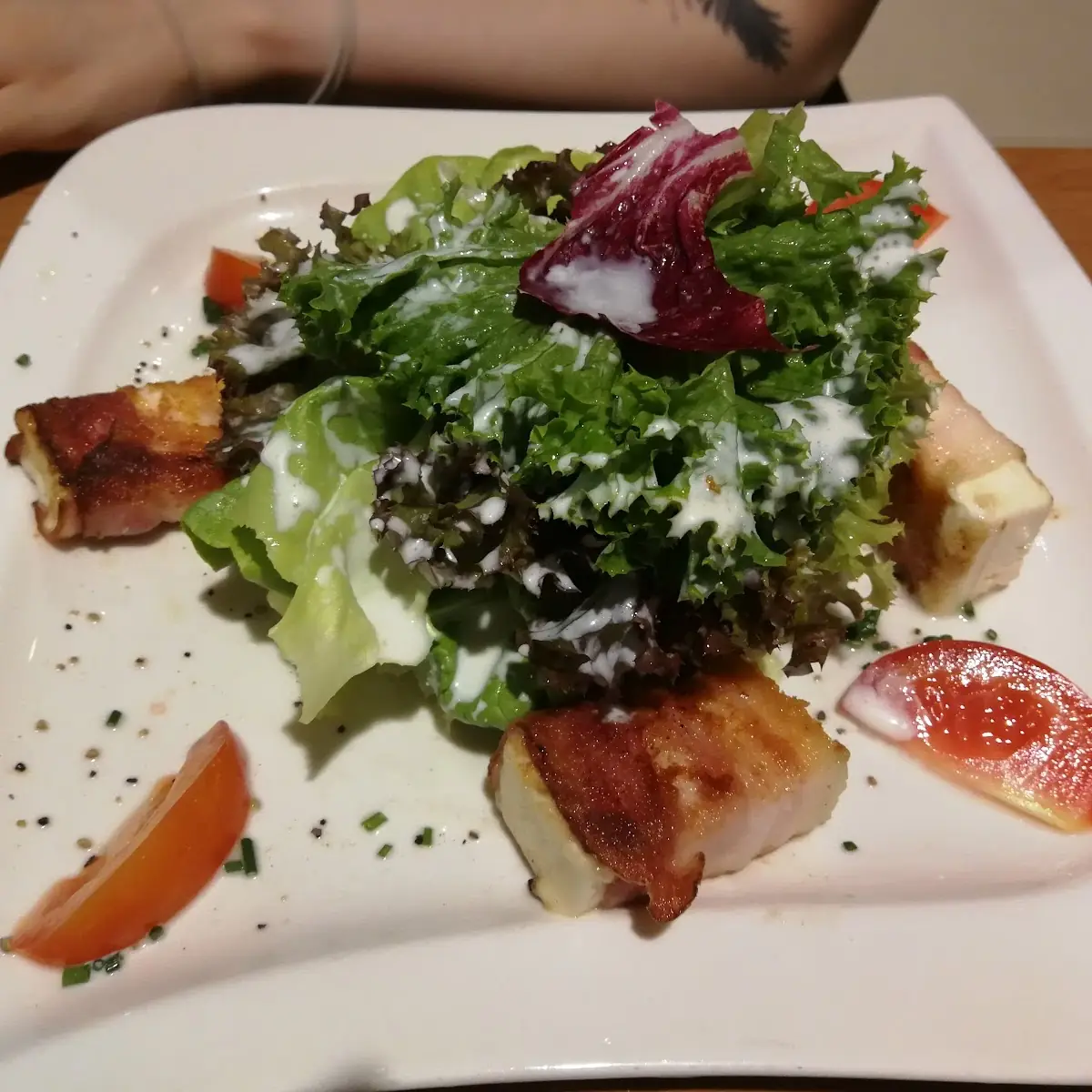 Gegrillter Schafskäse Auf Blattsalat