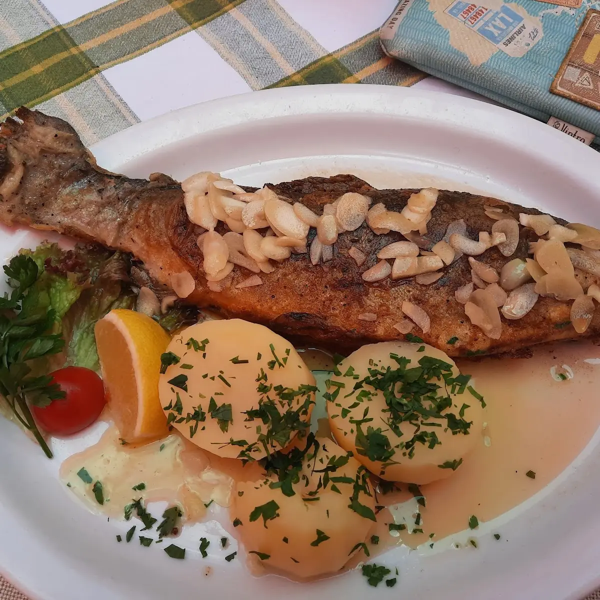 Fischbachforelle In Knoblauchbutter Und Salzkartoffeln