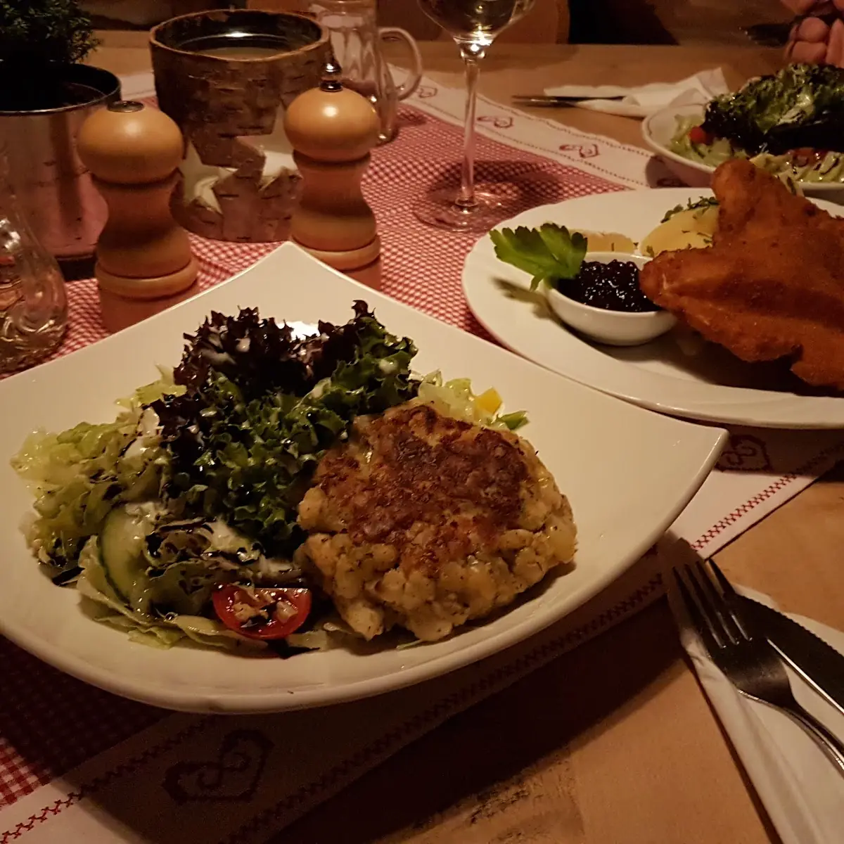Kaspressknödel Mit Salatgarnitur