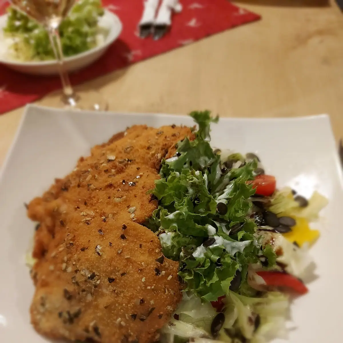 Kürbiskern Schnitzel Aus Pute Auf Salat