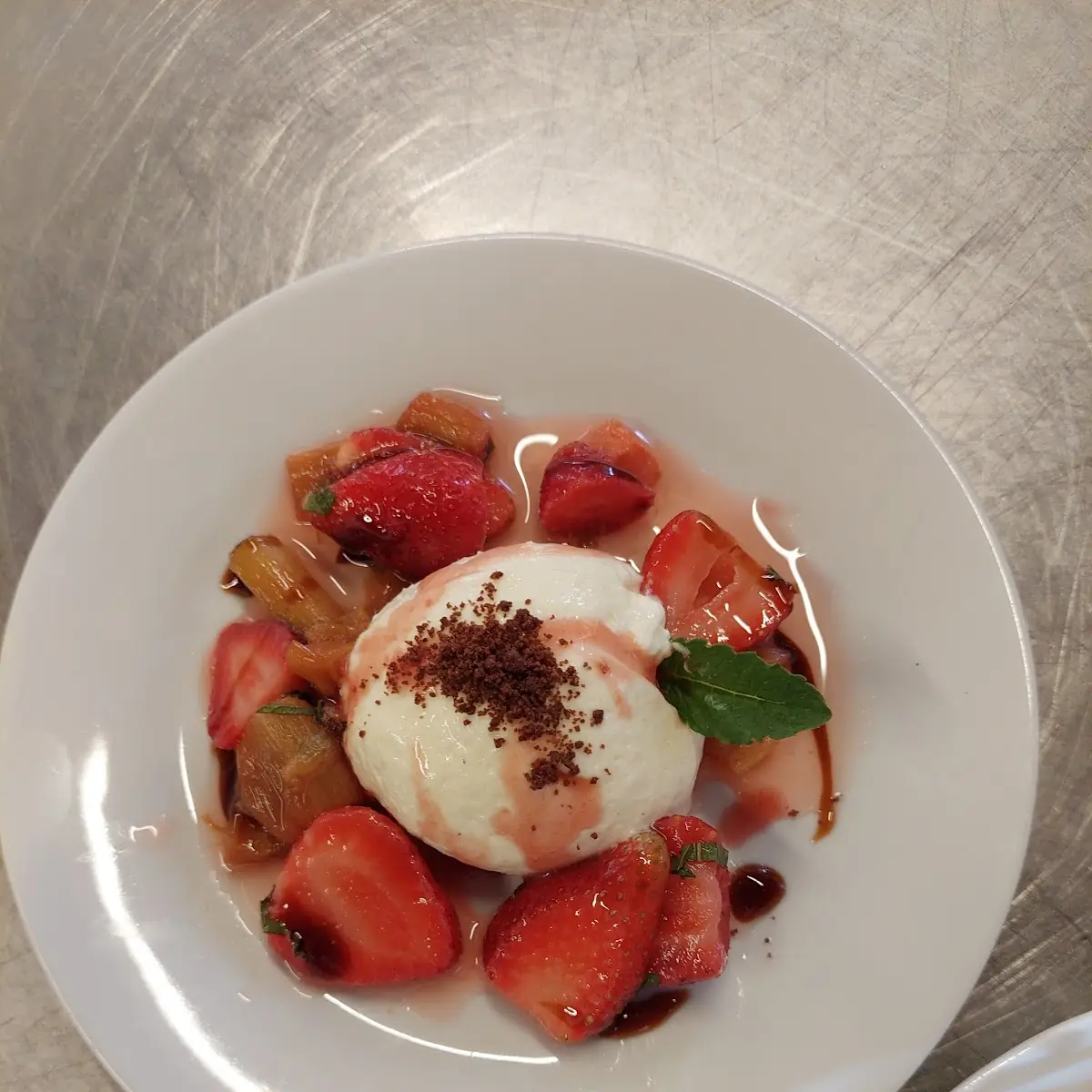 Ricotta Mousse Erdbeer Rhabarbeer Schokoladenerde