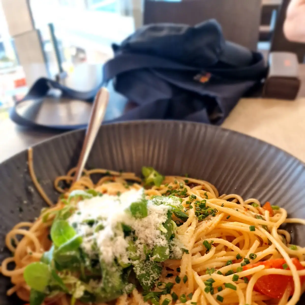 Spaghetti Mit Basilikum Tomaten Rucola Und Parmesa