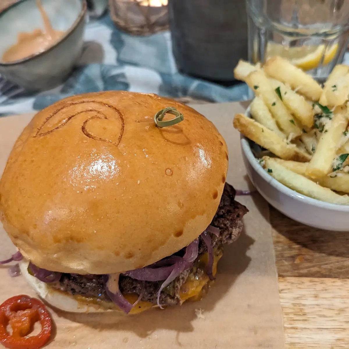 Chili Cheese Smashburger Mit Truffle Fries