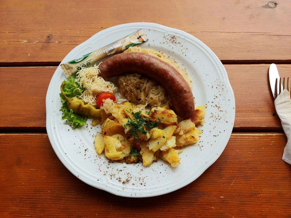 Hauswurst Mit Sauerkraut Und Bratkartoffeln