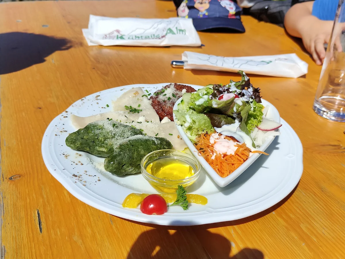 Knödel Auf Blattsalat