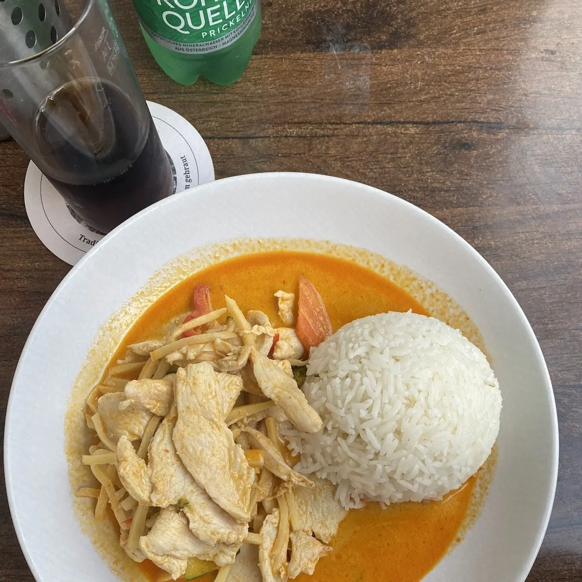 Rotes Curry mit Hühnerfleisch / Gaeng Phed