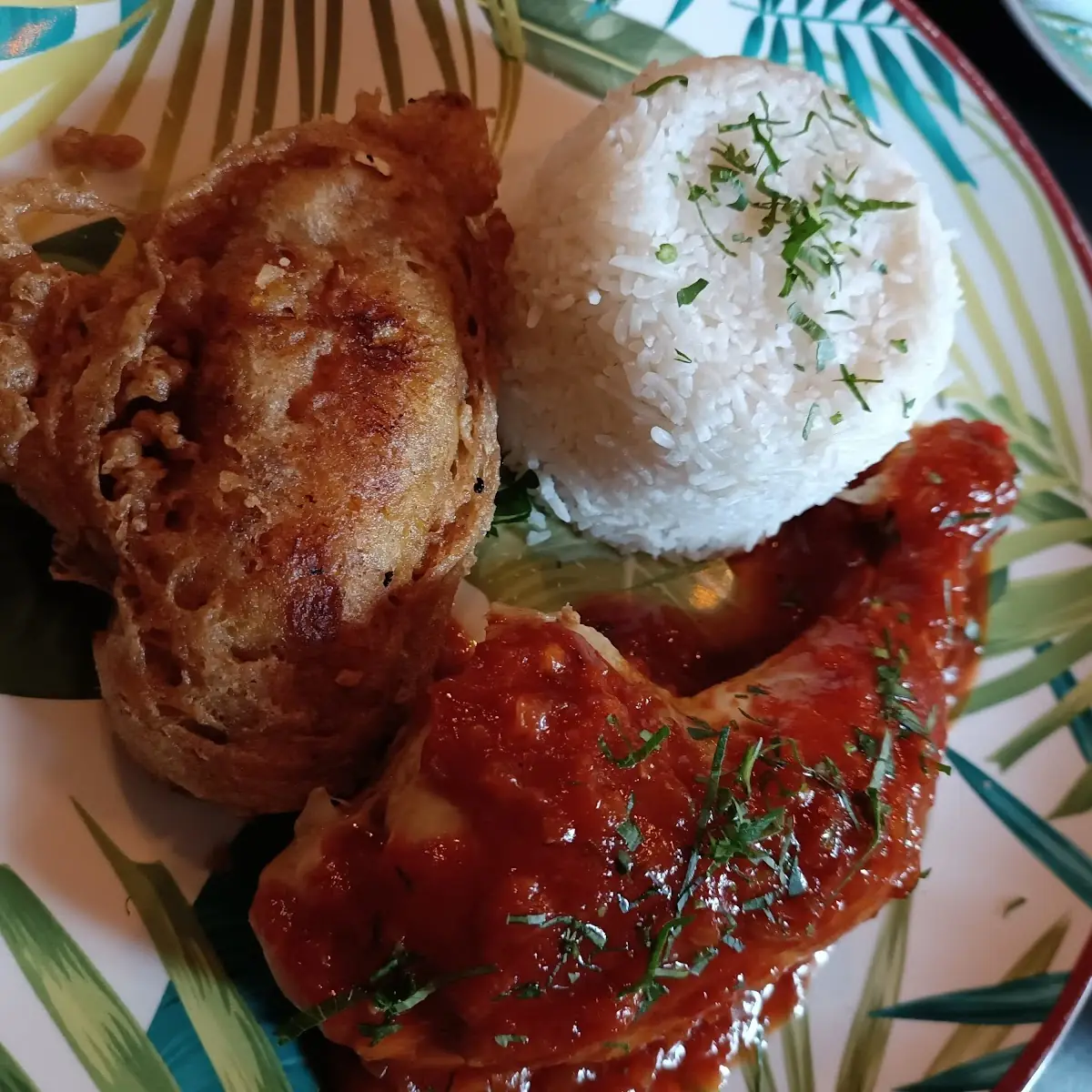 Pollo En Salsa Con Aroz Y Maduro Relleno De Queso