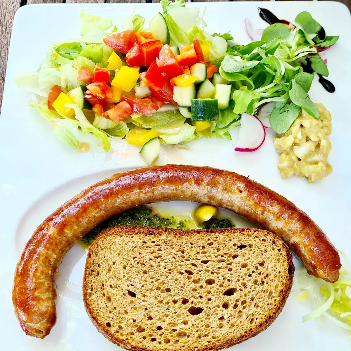 Römer Bratwurst Mit Salat