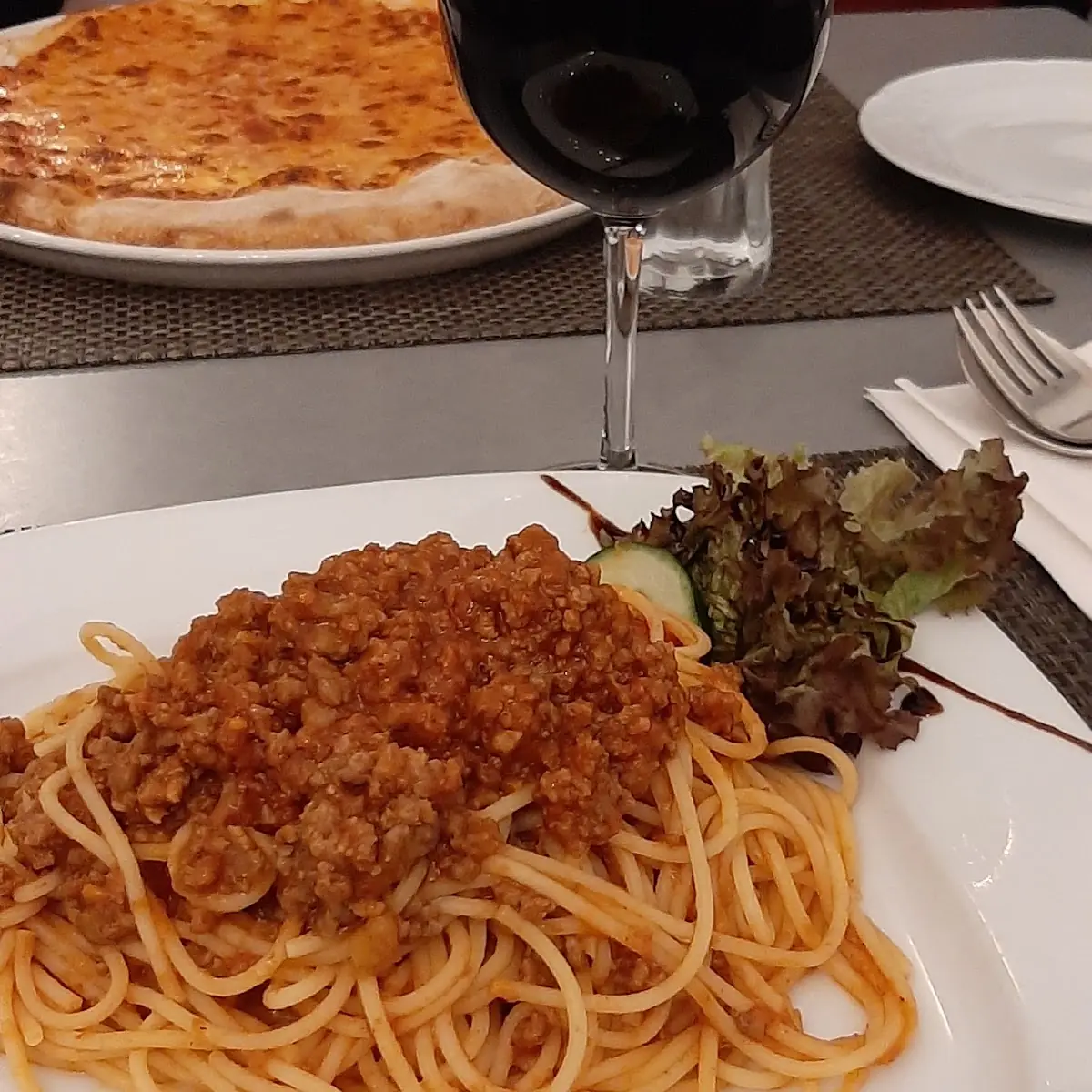 Spaghetti Alla Bolognese Tagliatelle Salmone Zucchine Gamberetti Caprese Crostini