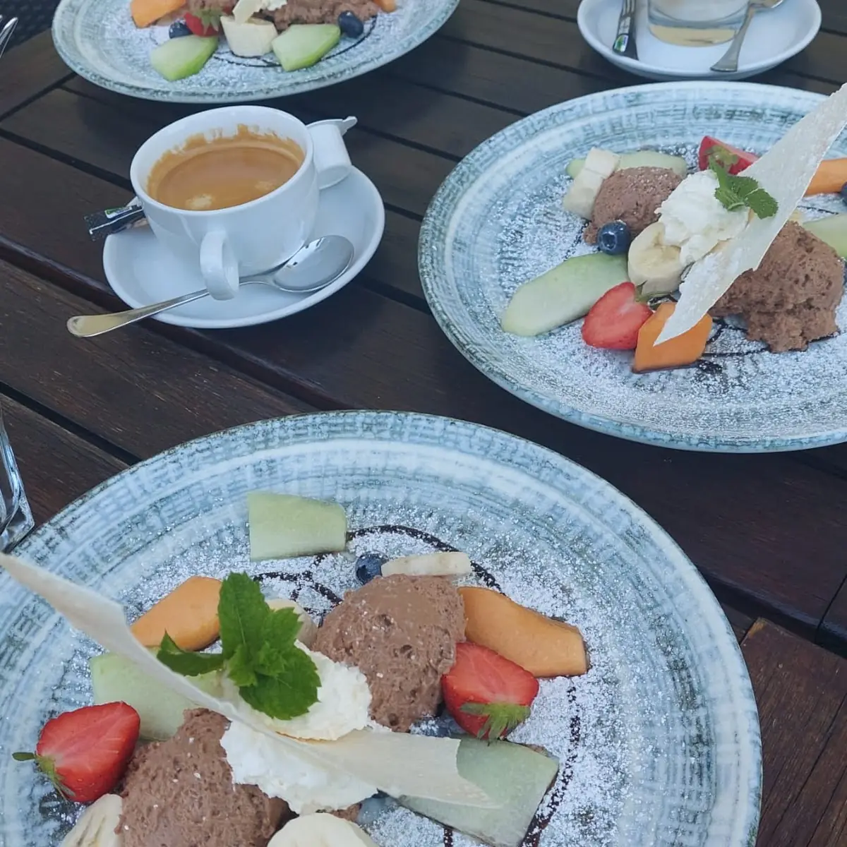 Mousse Von Der Dunklen Schokolade Mit Früchten
