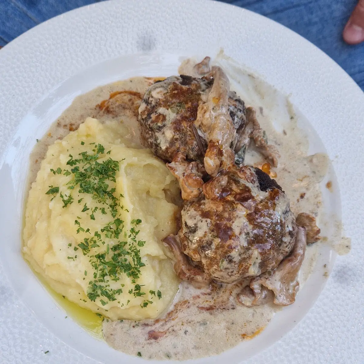 Fleischlaibchen Mit Erdäpfelpüree Und Eierschwammerl