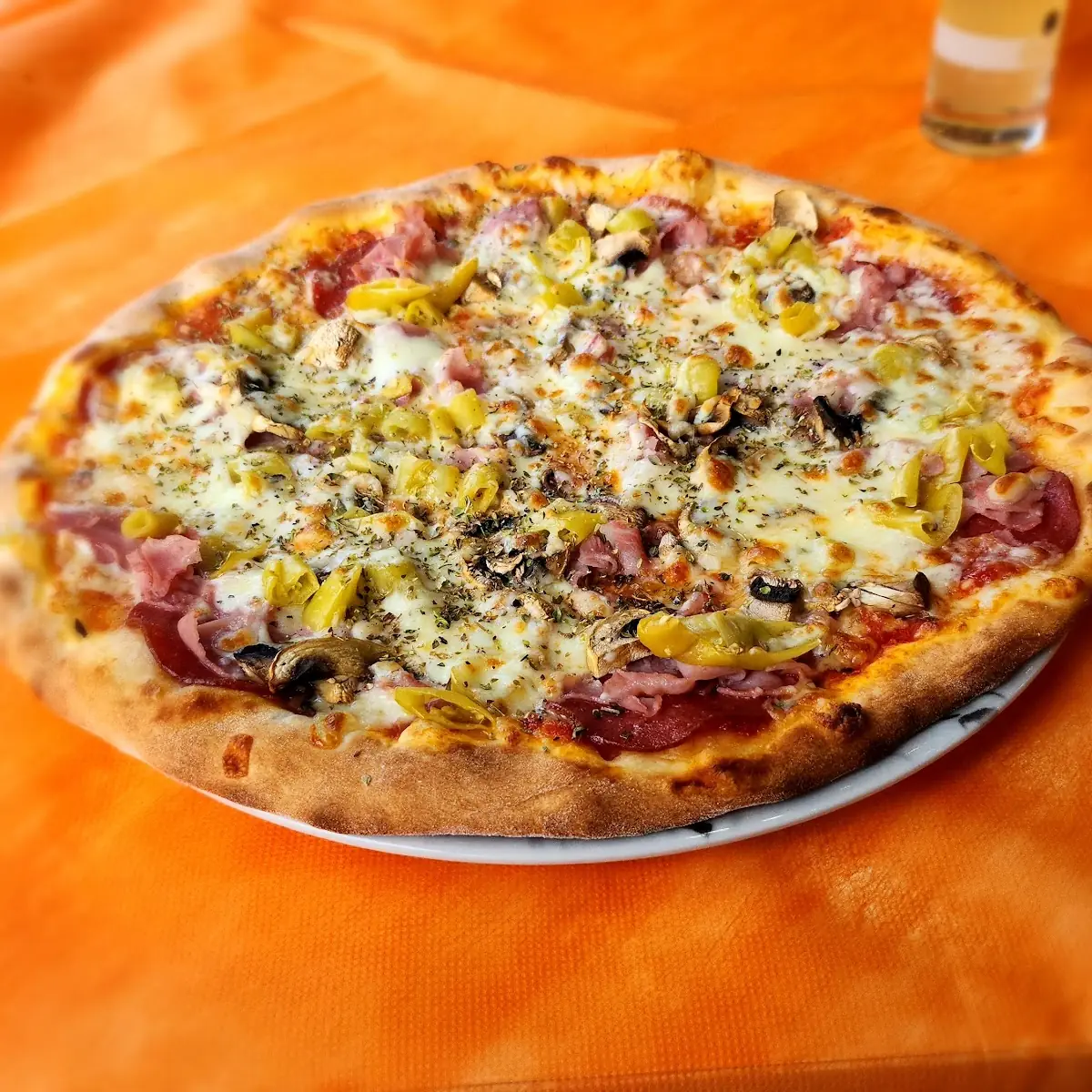 Pizza Mit Salami -schinken-pilze Und Peperoni